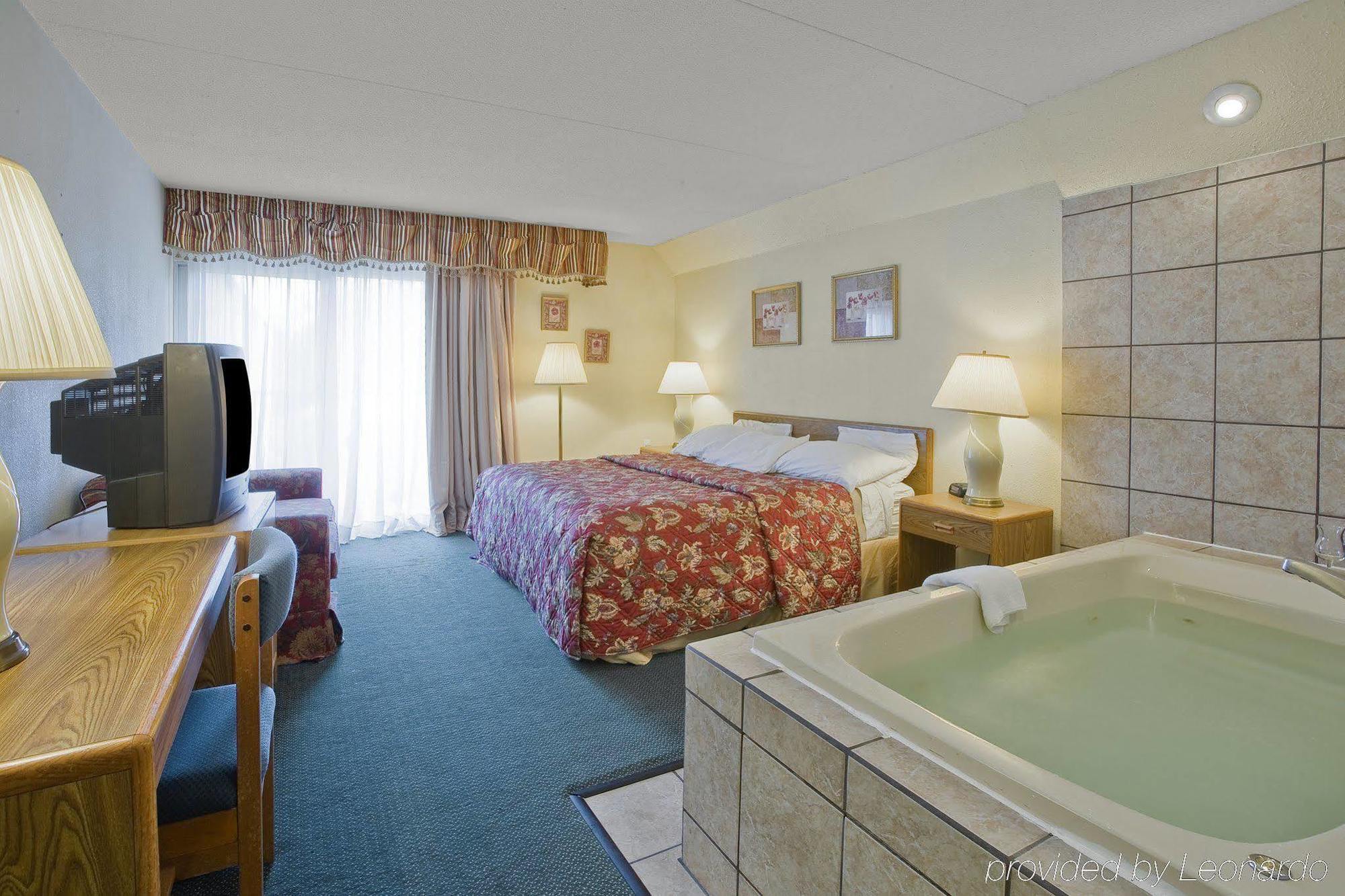Broadview Inn Suites Galesburg Room photo